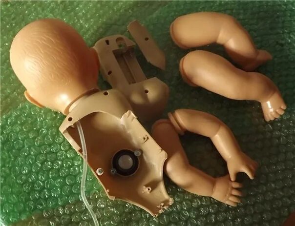 Игрушка которую разбивают. Сломанная игрушка. сломанные детские игрушки. сломанная пластмассовая игрушка. игрушки из пластика.