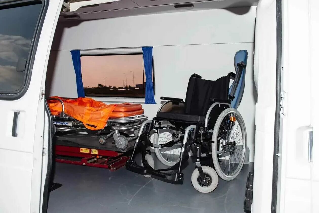 Перевозка больных по россии. Форд Транзит для инвалидов колясочников. Автомобиль для перевозки лежачих больных. Машина для перевозки лежачих инвалидов. Спецтранспорт для перевозки лежачих больных.