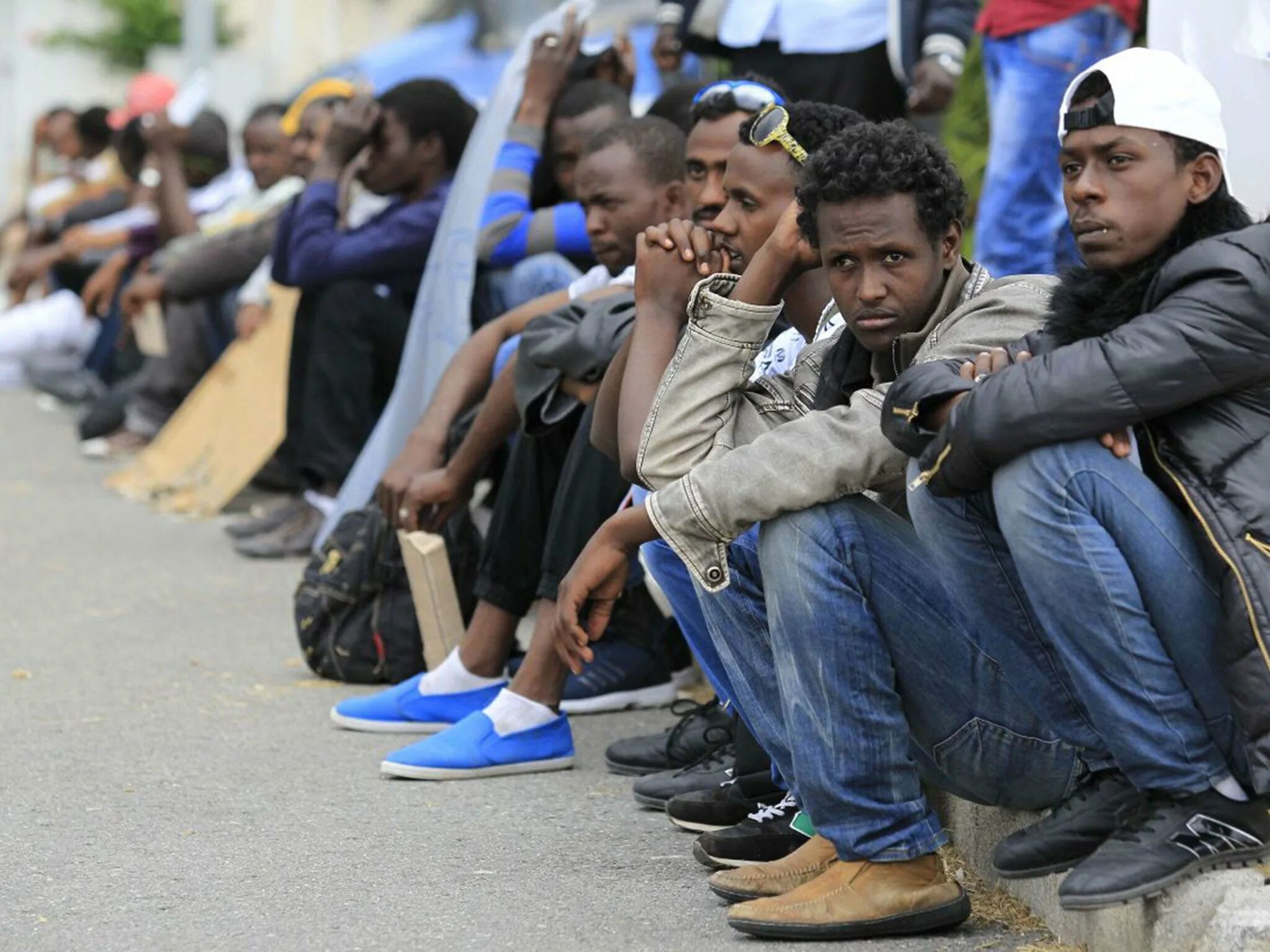 Мигранты во Франции. Иммигранты во Франции. Беженцы во Франции. Толпа эмигрантов.