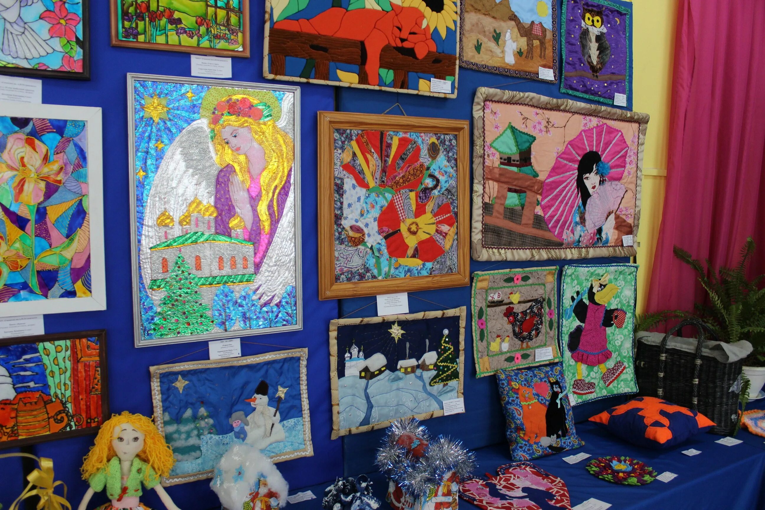 Конкурс рисунков выставка. Выставка детского творчества. Тематические выставки в детском саду. Темы выставок детских работ. Оформление выставки детских работ.