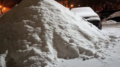 В снежный сугроб имеющий температуру 0