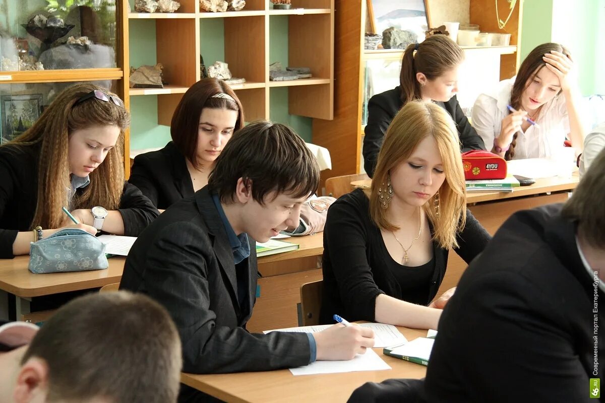 5 9 класс среднее образование. Старшеклассники. ученики в школе. подросток за партой. подростки в школе.