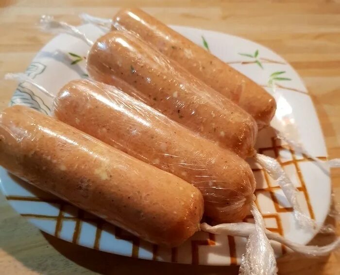 Домашние сосиски из курицы в пленке. Домашние сосиски. сосиски в пищевой пленке. домашние куриные сосиски. сосиски домашние в пищевой пленке.