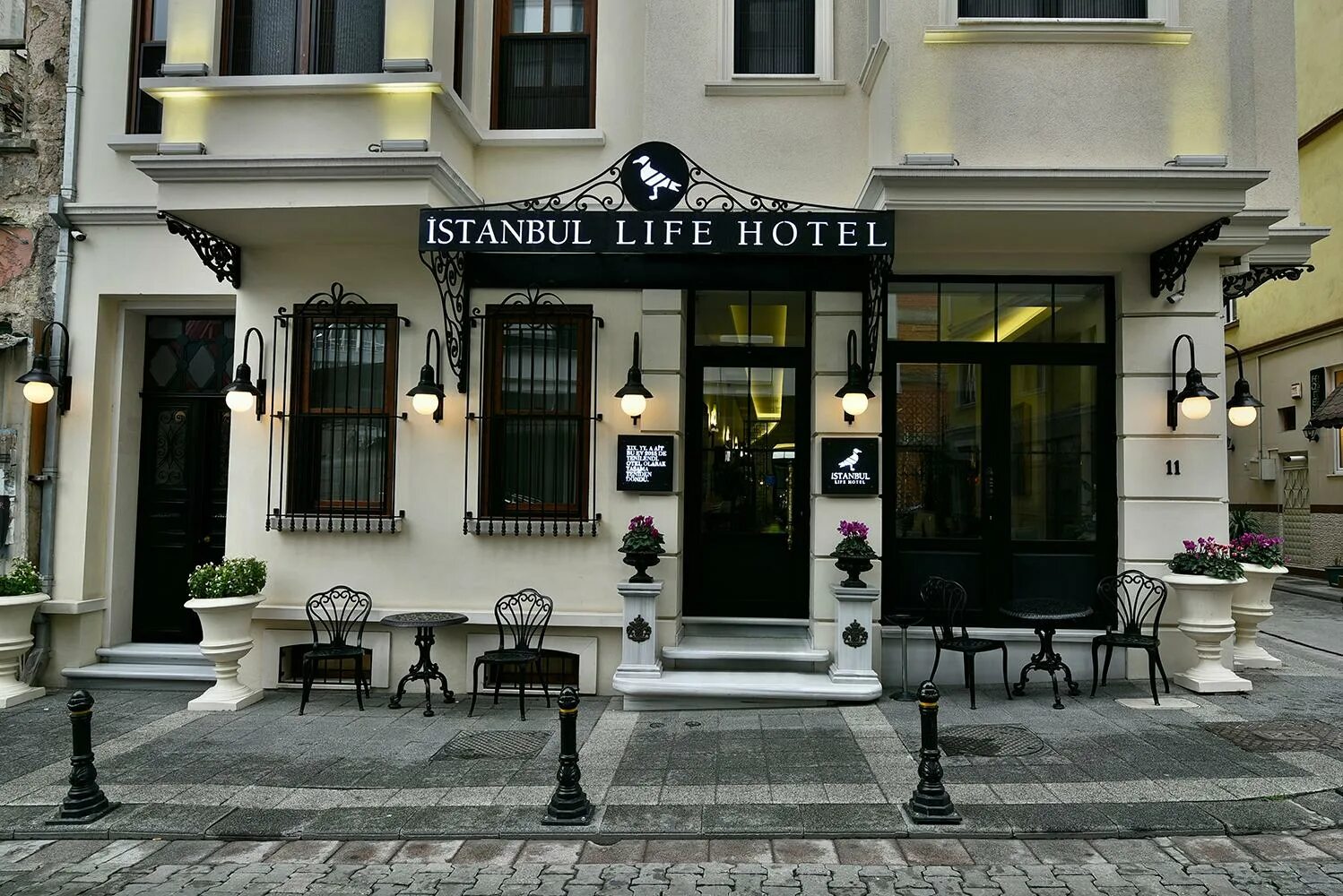 Life hotel стамбул. Арт лайф Турция Стамбул. Istanbul Life Hotel. Арт лайф архитектурная компания Турция Стамбул. Istanbul Кадикой отель.