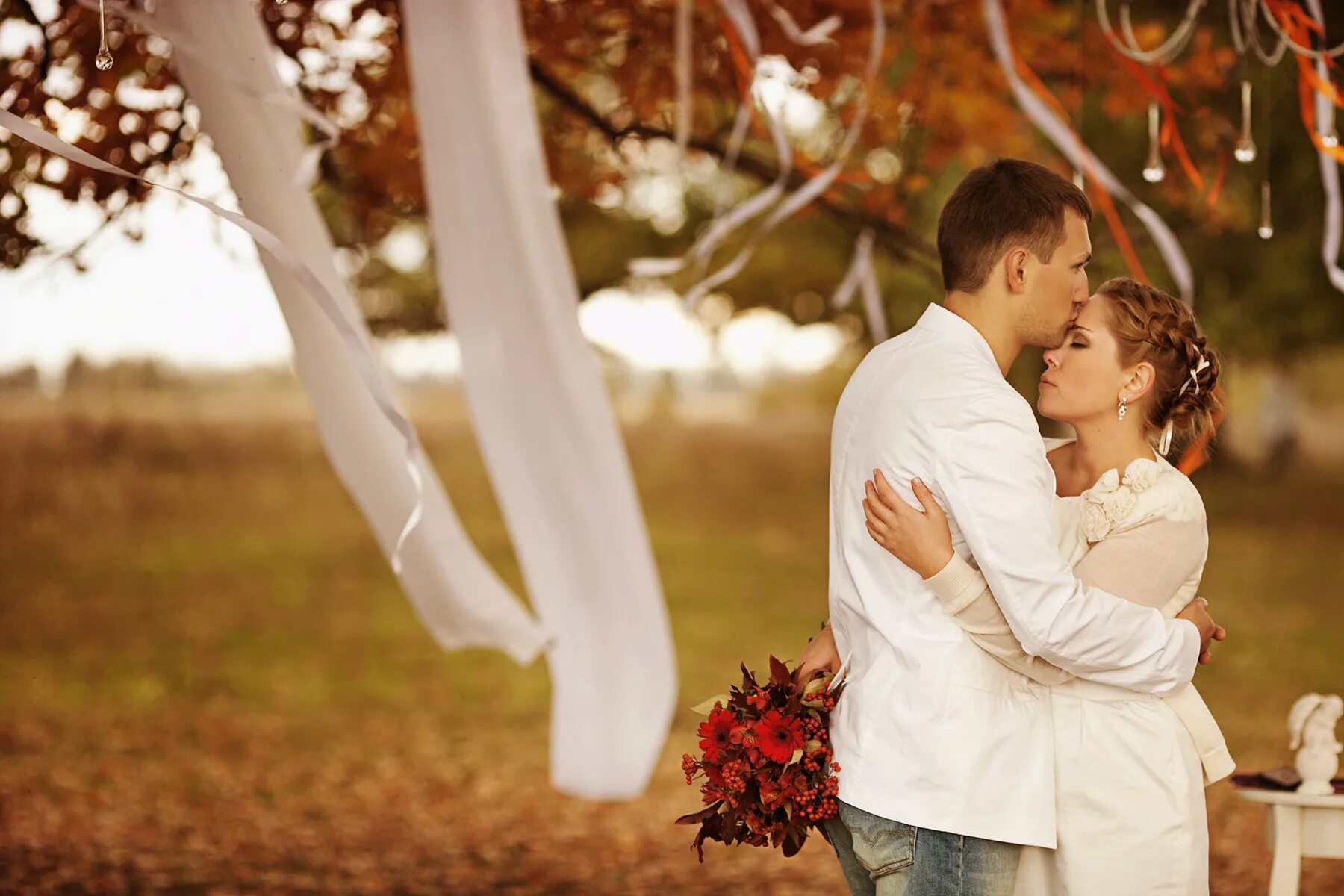 Love story свадьба. Осенние свадьбы песни. Свадьба осенью. Свадебная фотосессия осенью. Осенняя свадьба фотосессия.