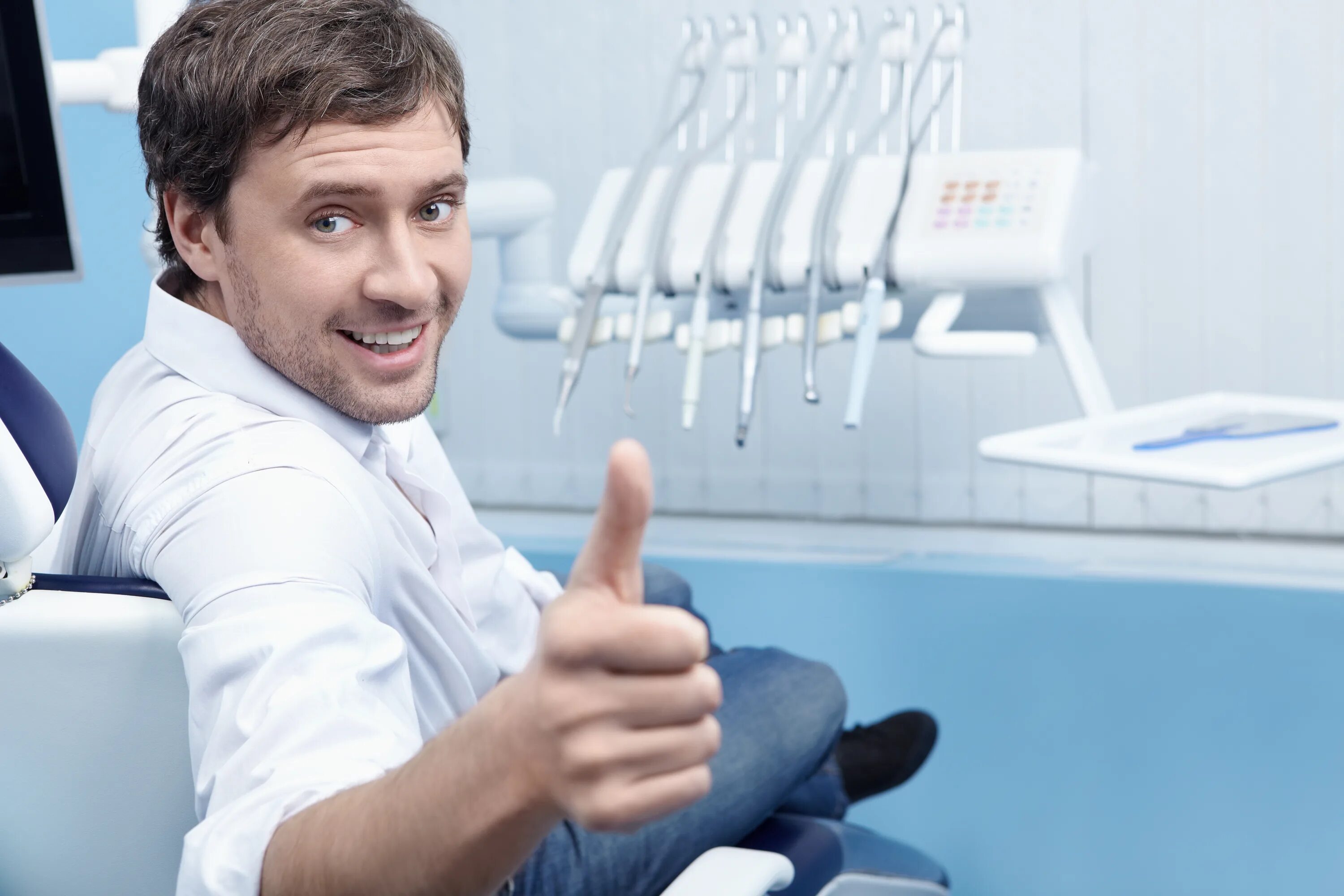 Стоматолог выходные. Мужчина в стоматологическом кресле. Стоматолог мужчина. Парень в кресле стоматолога. Счастливый пациент стоматолога.