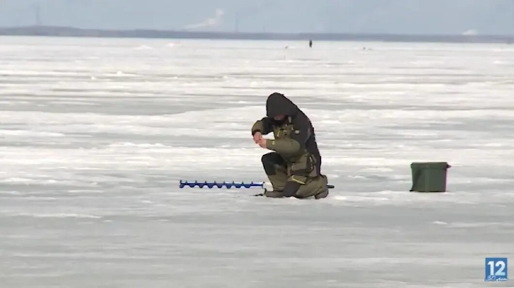 Выход на лед на рыбинском водохранилище. Лед Рыбинского водохранилища. Выход на лед. Ограничение выхода на лед. Судак на льду Рыбинского водохранилища.