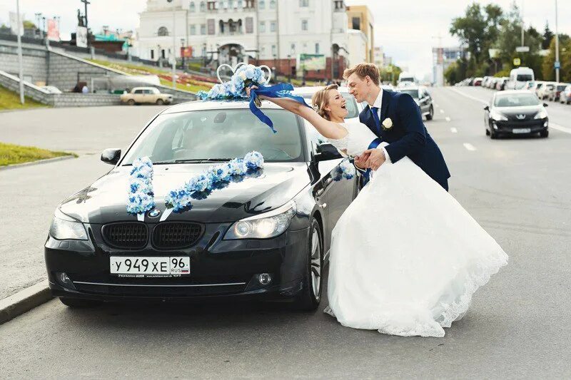 Автомобиль с водителем екатеринбург. Свадебная фотосессия с машиной. Машина на свадьбу с водителем Екатеринбург. Свадебная фотосессия с авто Екатеринбург. Фотосет машины Екатеринбург.