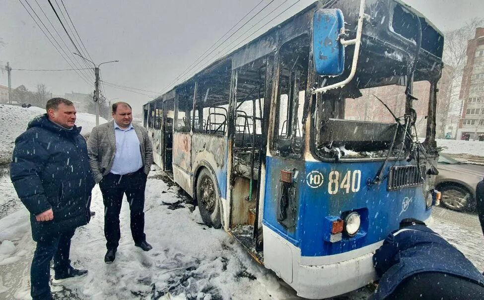 Троллейбус горит. Троллейбус горит