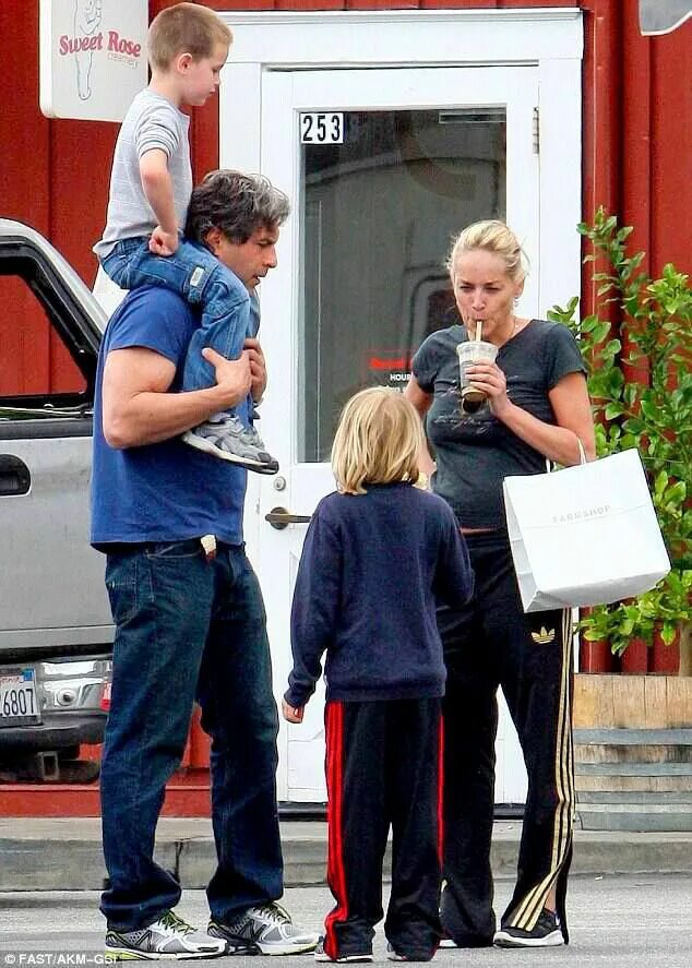 стоун вторая семья. стоун вторая семья. стоун вторая семья. фил бронштейн и шерон стоун. шэрон стоун семья.