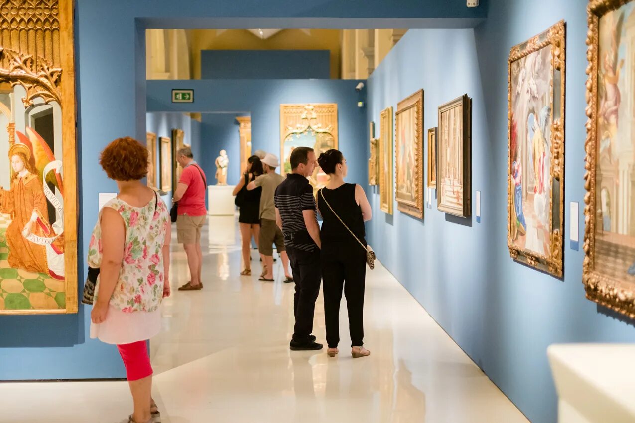 К какой сфере относят музеи художественные выставки