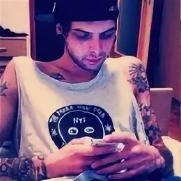 Stay wrong. Stay wrong. Record red. Stay wrong. Поп арт на стене.