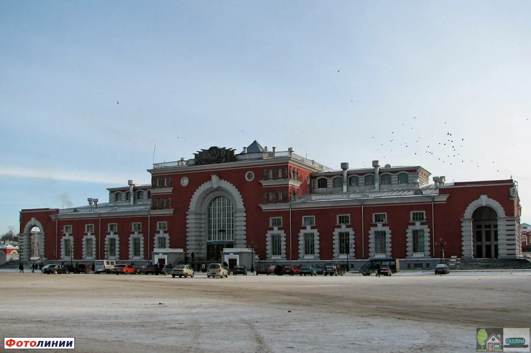 жд вокзал курск платформы. курский жд вокзал курск. красивый дом пикой около жд вокзала. жд курск номер телефона. курск привокзальная площадь 1 железнодорожный вокзал курск.