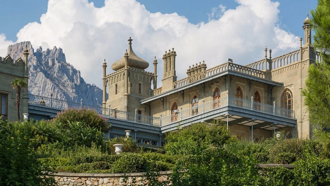 Ялта алупка. Воронцовский дворец ялта. алупкинского дворца графа воронцова. воронцовский дворец-музей в алупке. воронцовский дворец алупка балкон.