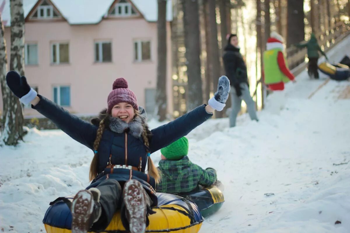 Зимний лагерь новогодние каникулы. Когда зимние каникулы в школе. Сколько дней каникулы. Сколько отдыхают школьники на зимних каникулах. Дети в снегу.