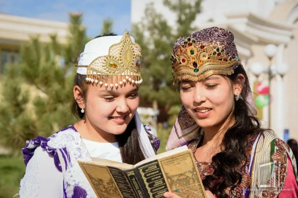 Культура Узбекистана. Узбекский язык. Национальный язык Узбекистана. День государственного языка в Узбекистане. Таджикский и узбекский языки