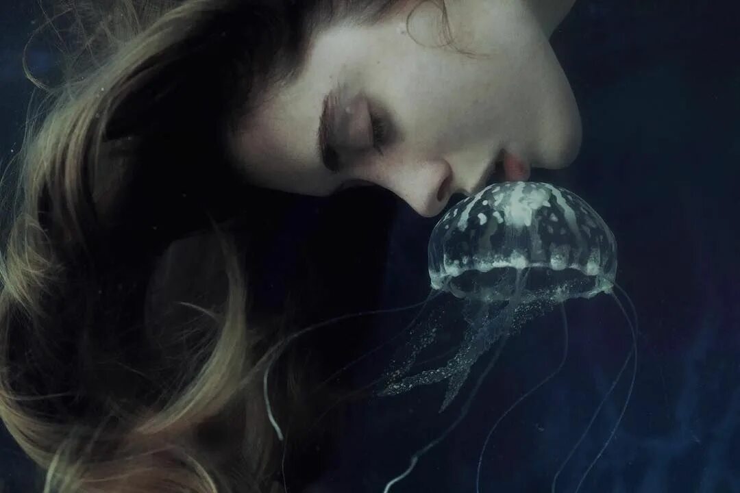 Медуза девушка. Marta bevacqua &quot;silence&quot;. девушка медуза. слезы океана.
