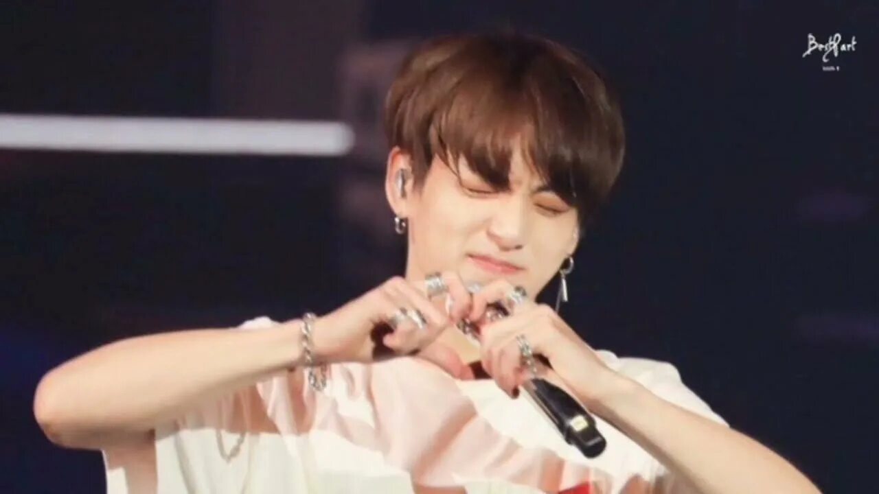 Jungkook heart. Bts чонгук. Чонгук эгьё. Бтс чонгук сердечко. Bts чонгук.