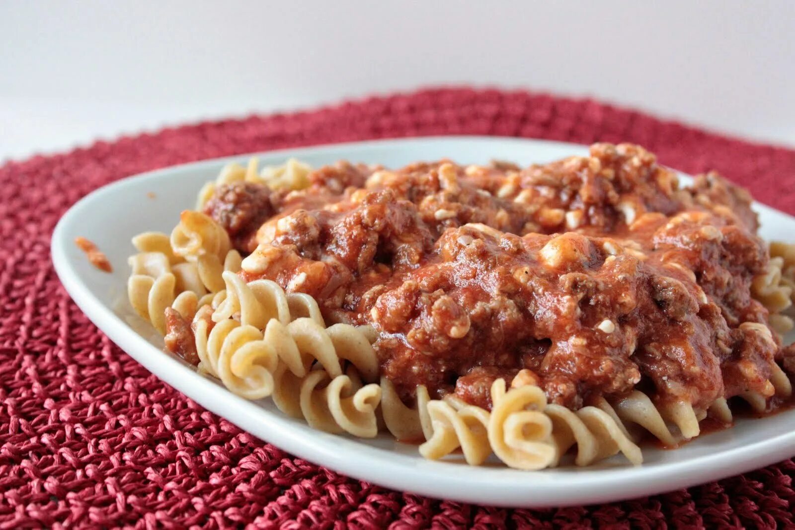 Спагетти с фаршем в томатном. Макароны по флотски с томатной пастой. Спагетти с фаршем в томатном. Спагетти с соусом болонез. Паста болоньезе с фаршем и помидорами.