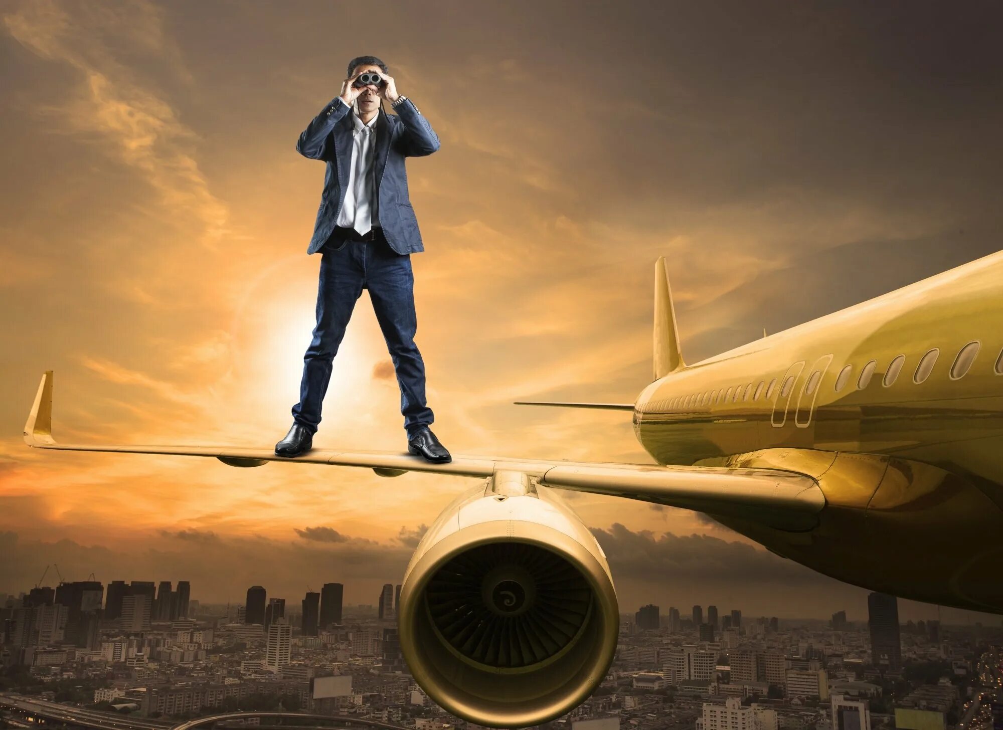 Крыло самолета. Крыло самолета. Человек сидит в самолете. Чел сидит на крыле самолета. Человек на крыле самолета.