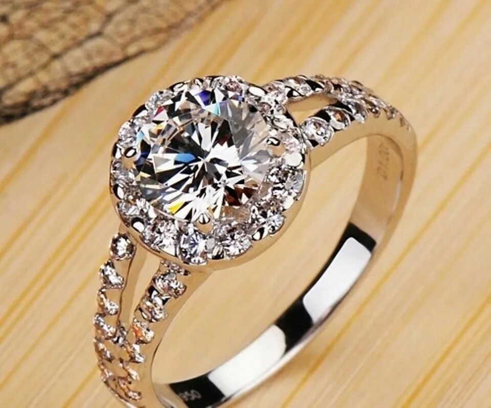 Кольцо с бриллиантом. Золотое кольцо с бриллиантом 8 карат. Кольцо из платины с бриллиантом. Кольцо дорогое женское с бриллиантом. Красивое дорогое кольцо.