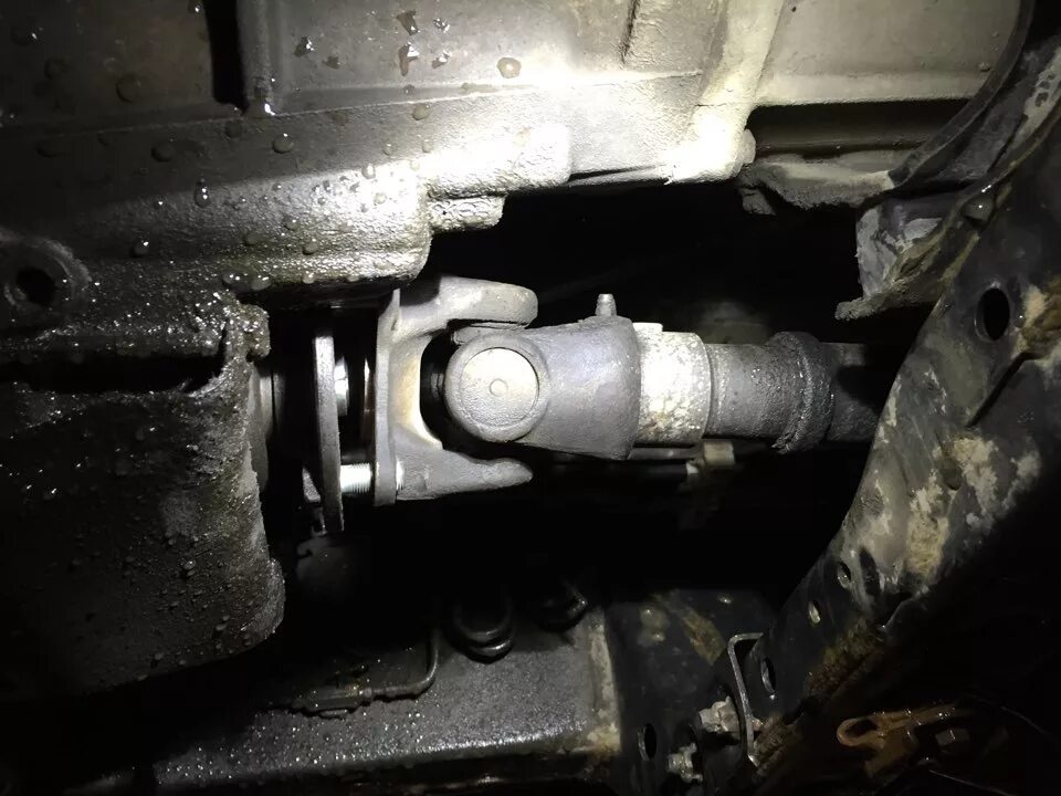 Фланец переднего кардана сузуки гранд витара 2008. Сальник кардана гольф вариант. Сальник кардана раздатки рав4. Крестовина заднего кардана grand cherokee wk1 дизель. Сальник хвостовика раздатки переднего кардана туарег 2008.