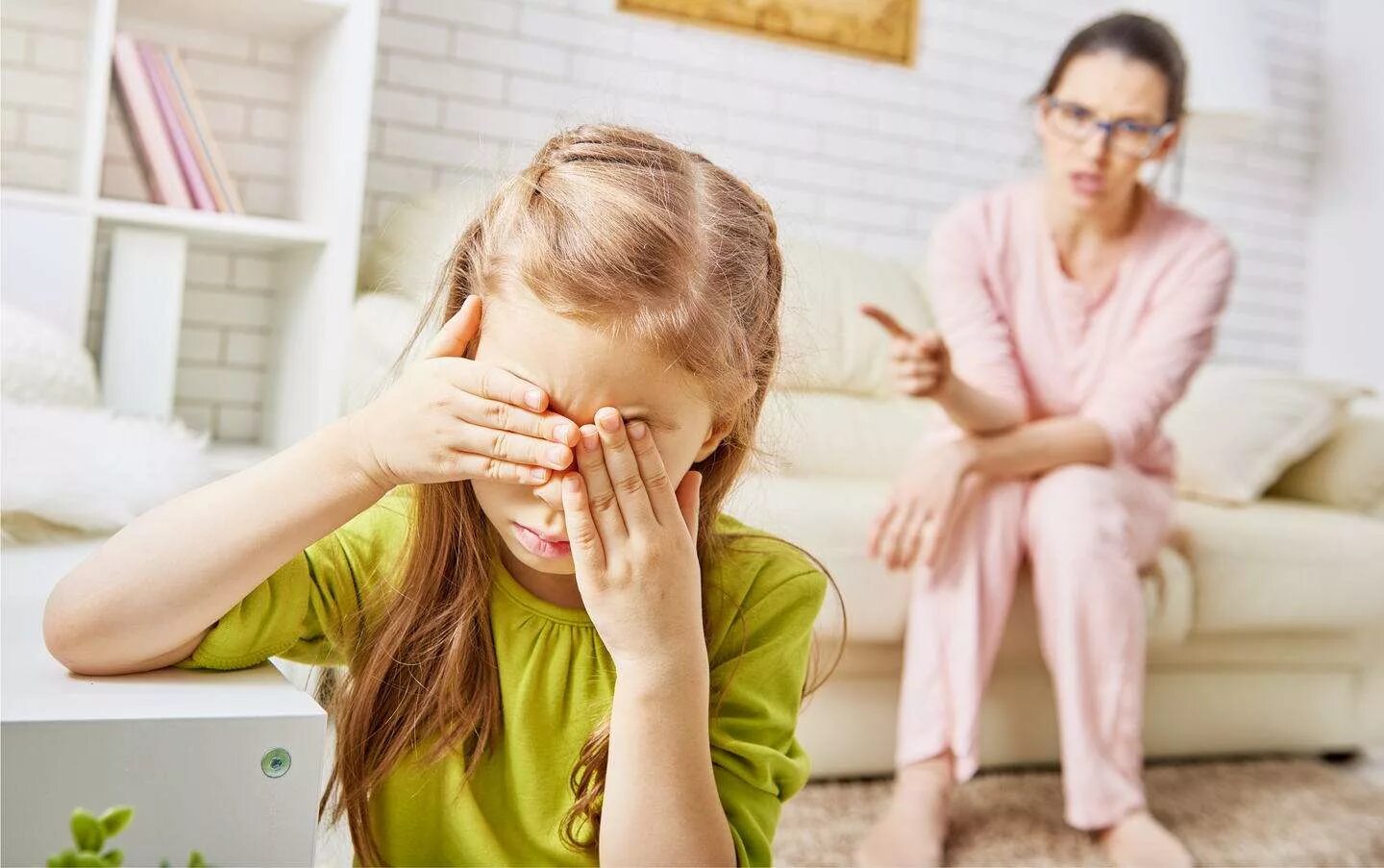 Родители наказывают ре. Родители ругают девочку. Чувство вины картинки для детей. Ребенка ругают. Чувство вины психология.