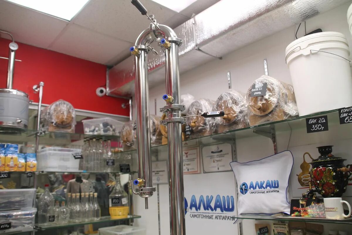 Алкаши у ларька. Магазин для самогоноварени. Бухие в магазине. Украл водку. Самогонный аппарат алкаш люкс.