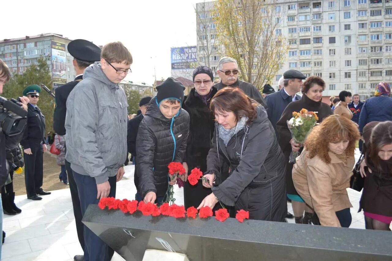 Митинг матери. Каспийск теракт 2002 года. Террористический акт в Каспийске. Каспийск памятник жертвам теракта. Взрыв жилого дома в Каспийске 1996.