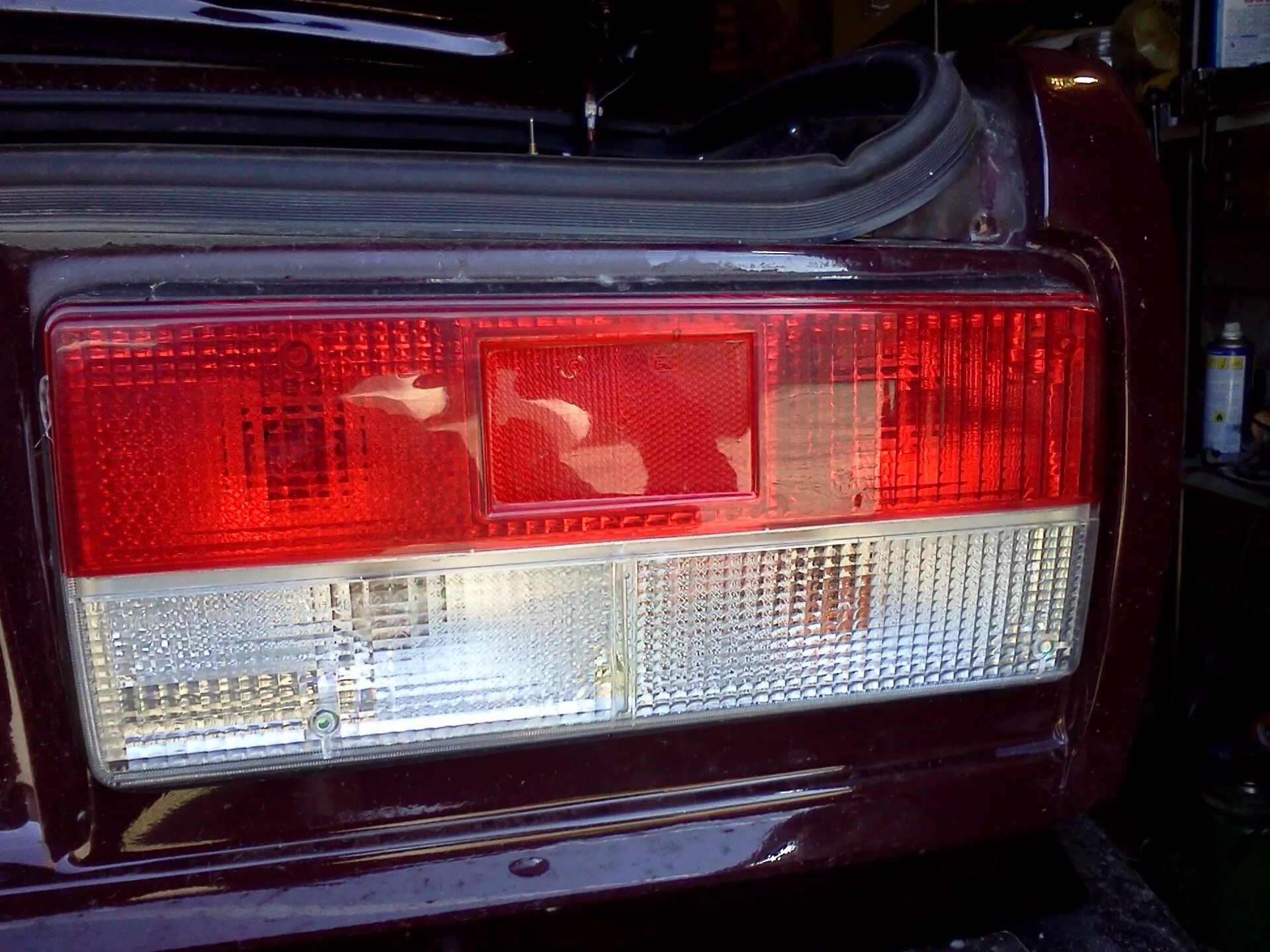 Задние фонари ВАЗ 2107 красно белые. Задние фонари ВАЗ 2107 габариты. Отражатель заднего фонаря ВАЗ 2107. Фонари ВАЗ 2107. Поворотник фары задний
