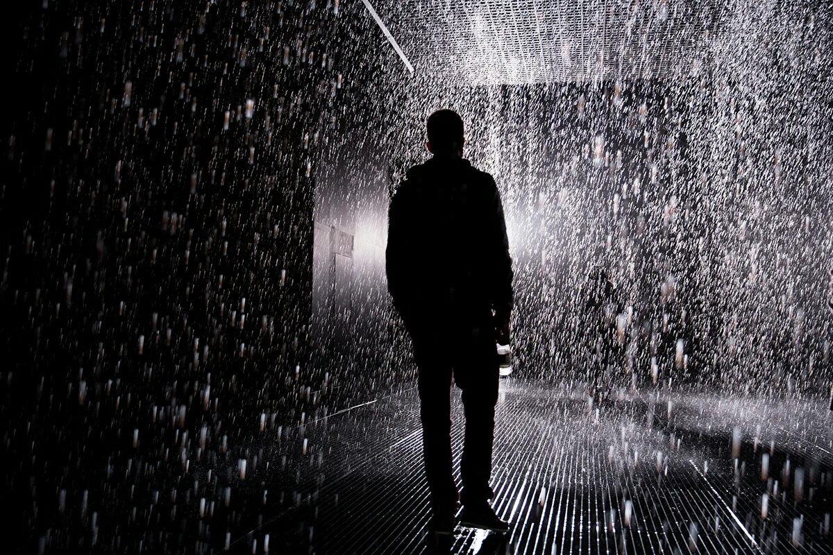 Дождевая комната в шардже. Комната дождя в лондоне. Rain room шарджа. Человек под дождем. Rain room.