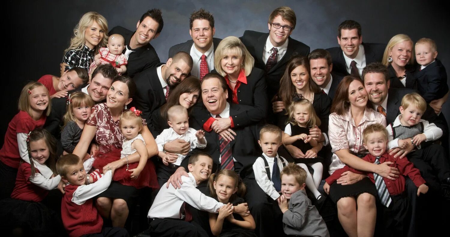 Несколько семей составляло. Фотосессия большой семьи. Портрет большой семьи. Большая семья. Большая семья фотосессия.