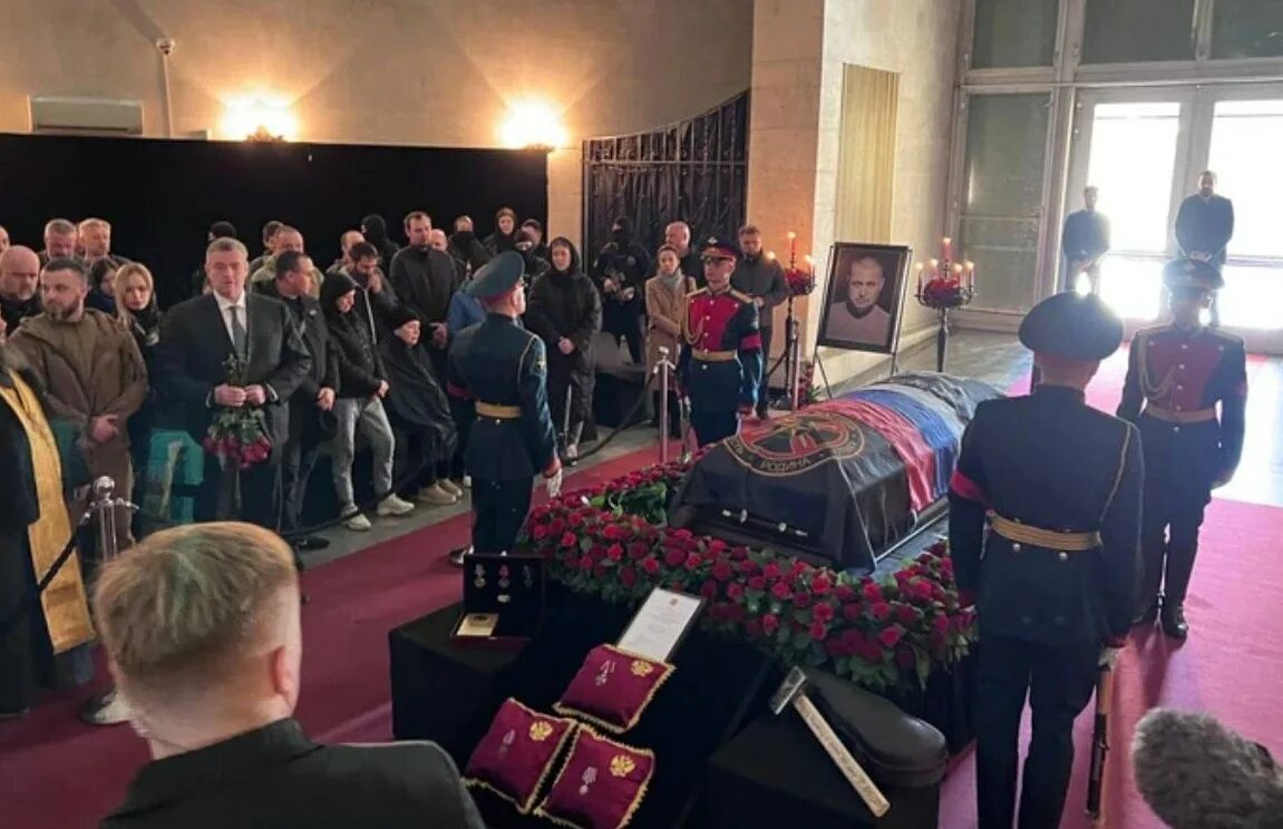 Траурный зал. Сколько народу пришли на похороны навального