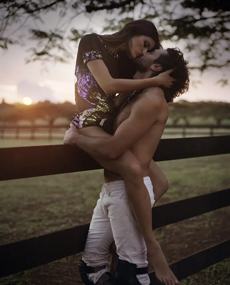 плечо девушки. поза парень держит девушку. страстные мужчины. поза парень держит девушку. эхтиросли фото.