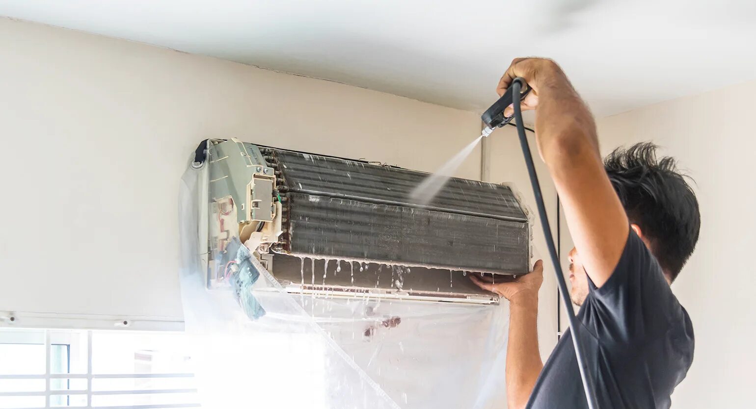 Сплит система меняет. Split system air conditioner. капает кондиционер. кондиционер для дома. чистка сплит систем.