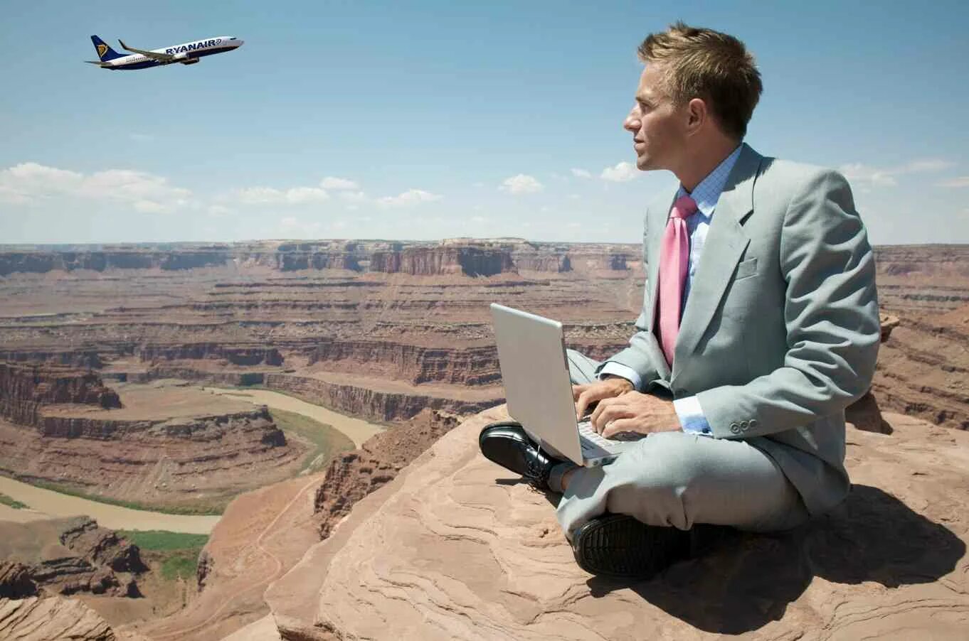 Гусеничный робот-амфибия ат-2000. Схема подключения люстры с пультом управления. Сотрудник на удаленке. Блок управления кран балкой. Удаленная работа мужчина.