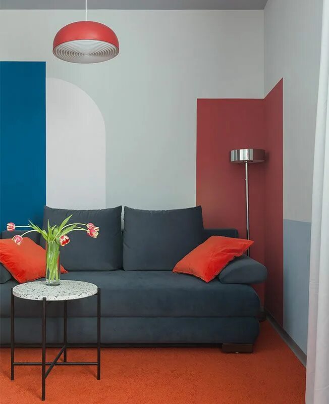 Красный диван ikea. Красный диван икеа в интерьере. Химки интерьер. Темная квартира с яркими элементами.