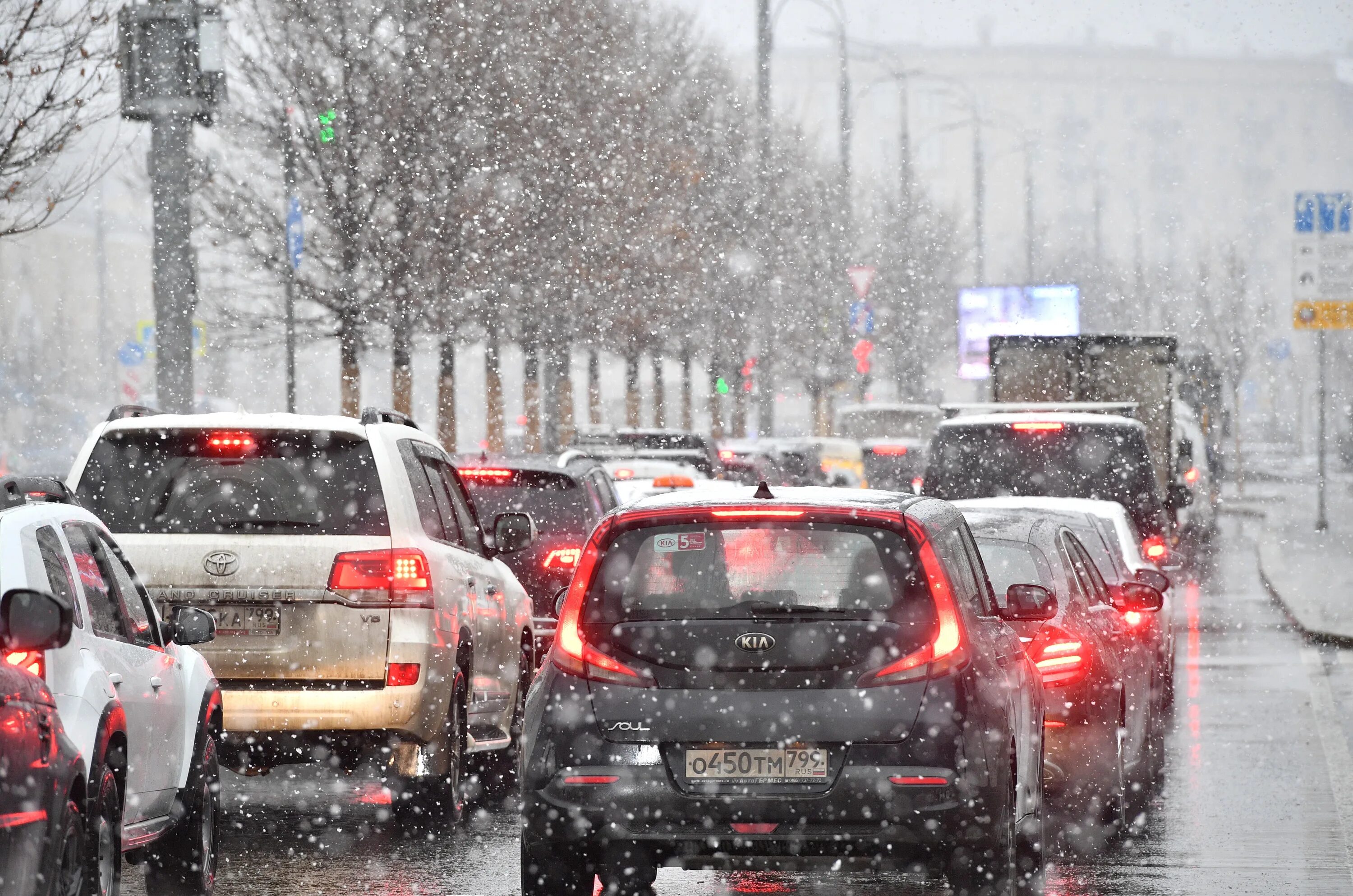 Пробк. Пробки на дорогах Москвы. Москва снегопад пробки. Пробки на дорогах зимой. Снегопад на дороге.