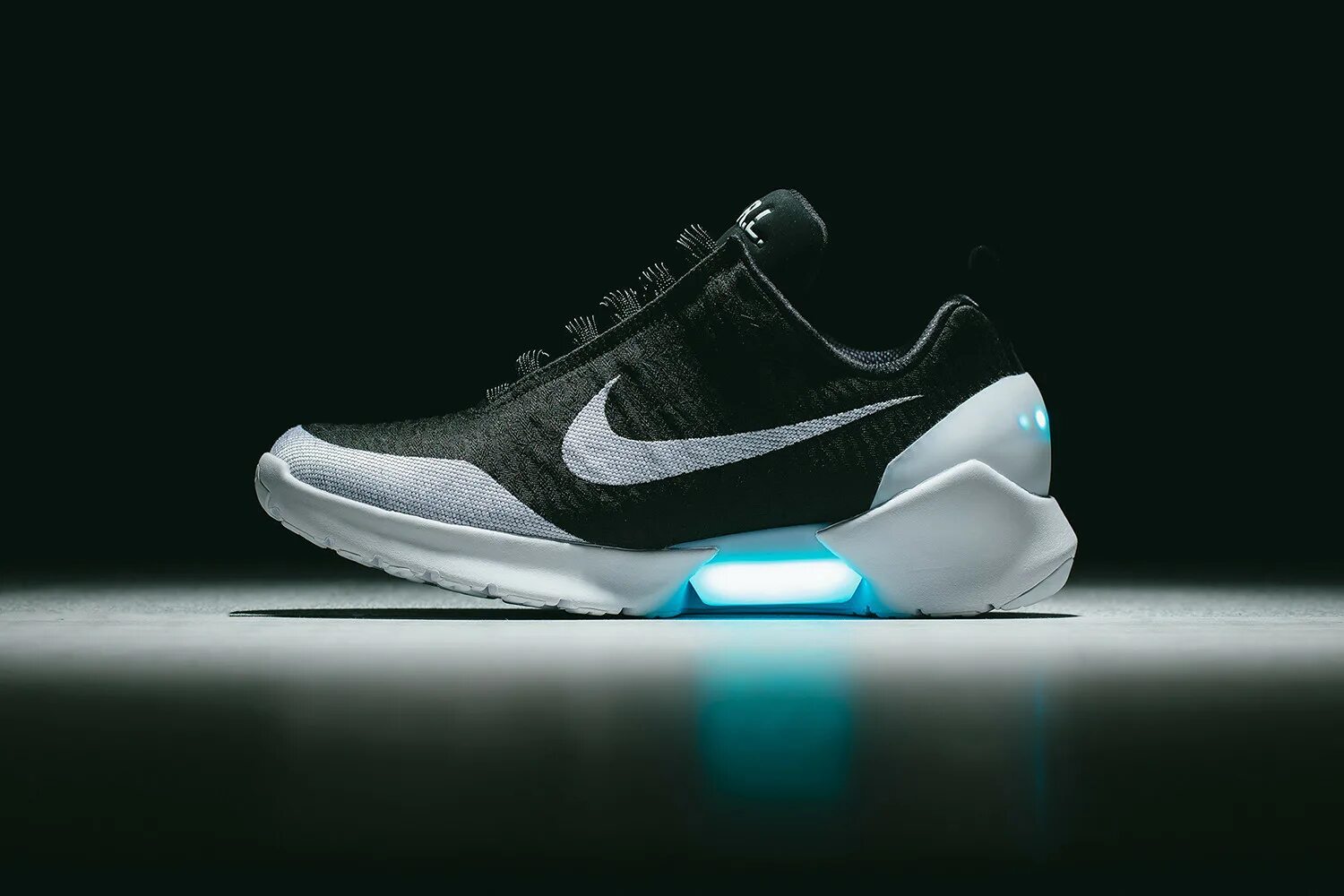 Найк выпустят. Nike HYPERADAPT 1.0. Nike HYPERADAPT 2. Nike HYPERADAPT. Hyper adapt Nike.