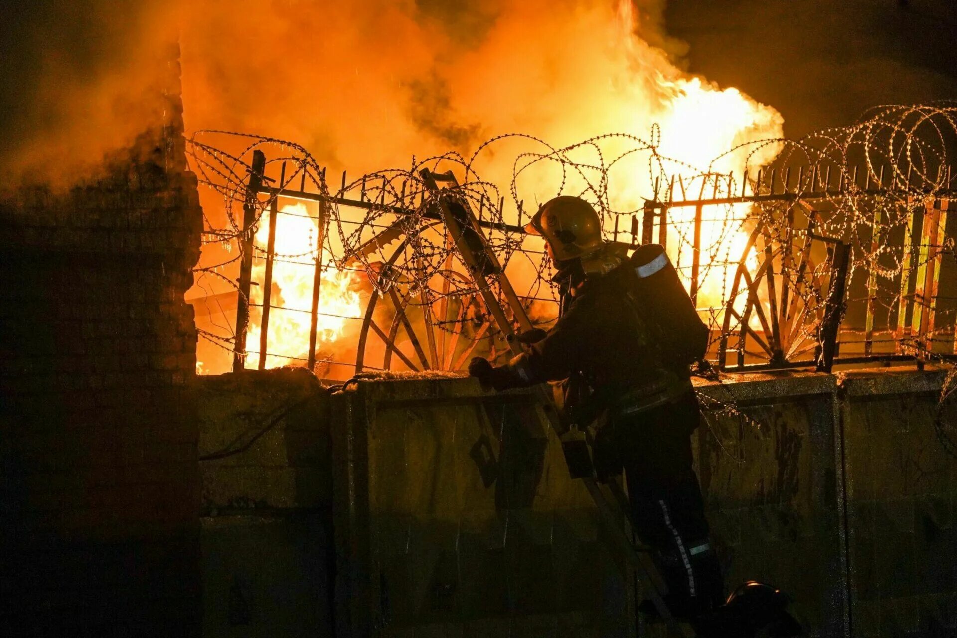 Пожар. Пожар в Москве. Пожар в квартире. Горящий дом.