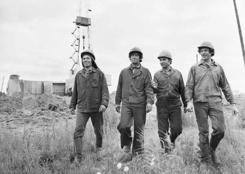 Нефтедобыча 19 век. Геолог нефтяник советский. Кольская сверхглубокая скважина бур. Истории нефтяников. Шугуровское месторождение нефти.