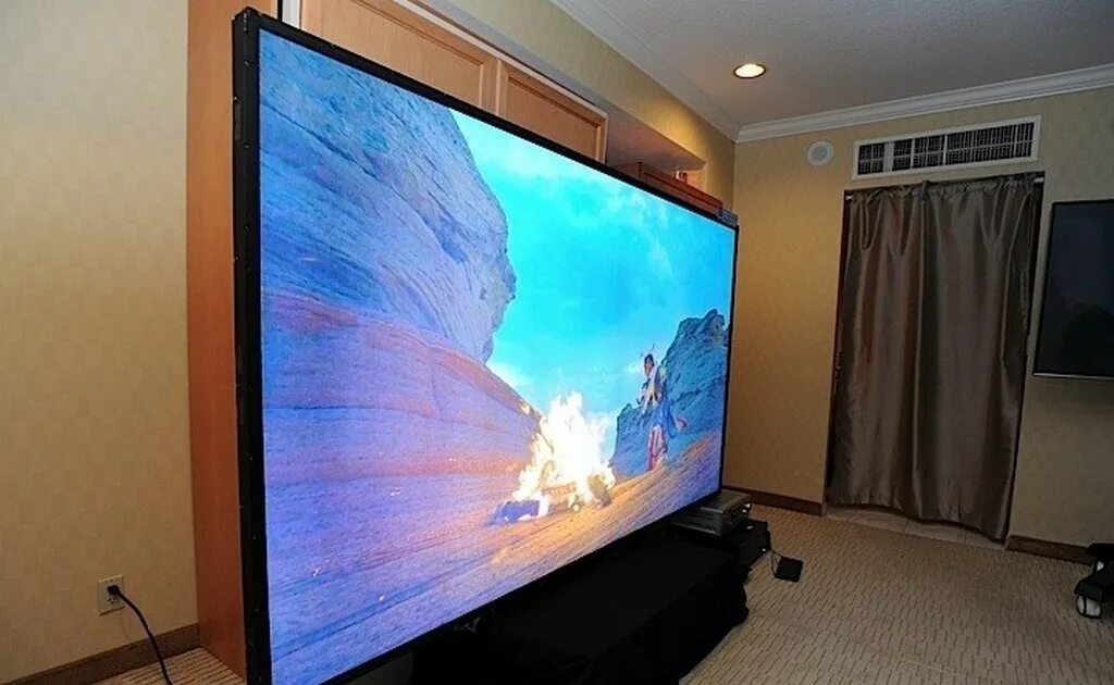 Lg 85 дюймов. 100 дюймов экран для проектора в сантиметрах. Телевизор в интерьере. Samsung экран для проектора 150 дюймов. Телевизор samsung qe85q900r.