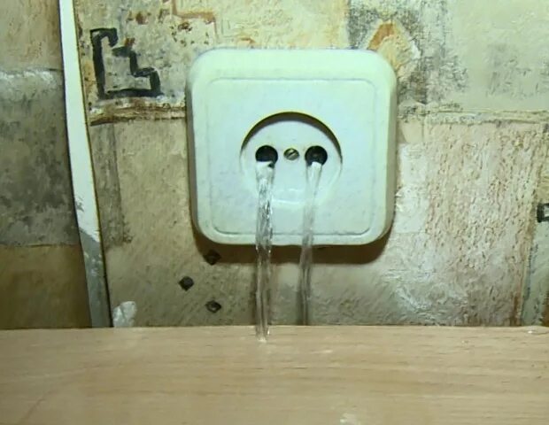 Из розетки течет вода. Электричество течёт из розетки вода. Вода течет из розетки. Розетка с проводами. Вода течет из розетки.