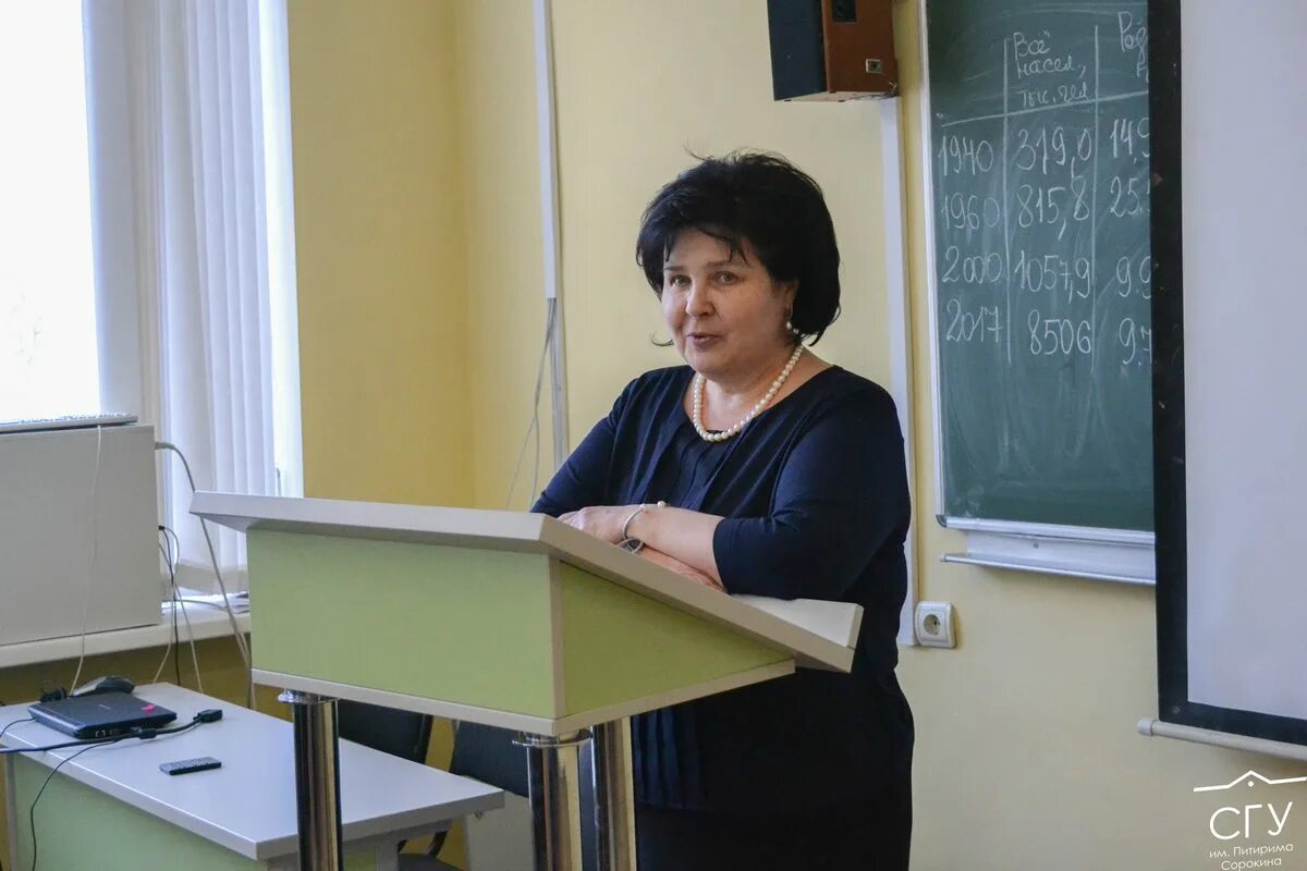 Речь учителя физической культуры. Темы выступлений на мо учителей математики. Щепинин леонид васильевич лауреат. Выступление учителей физики. Учительобъесняет у доски.