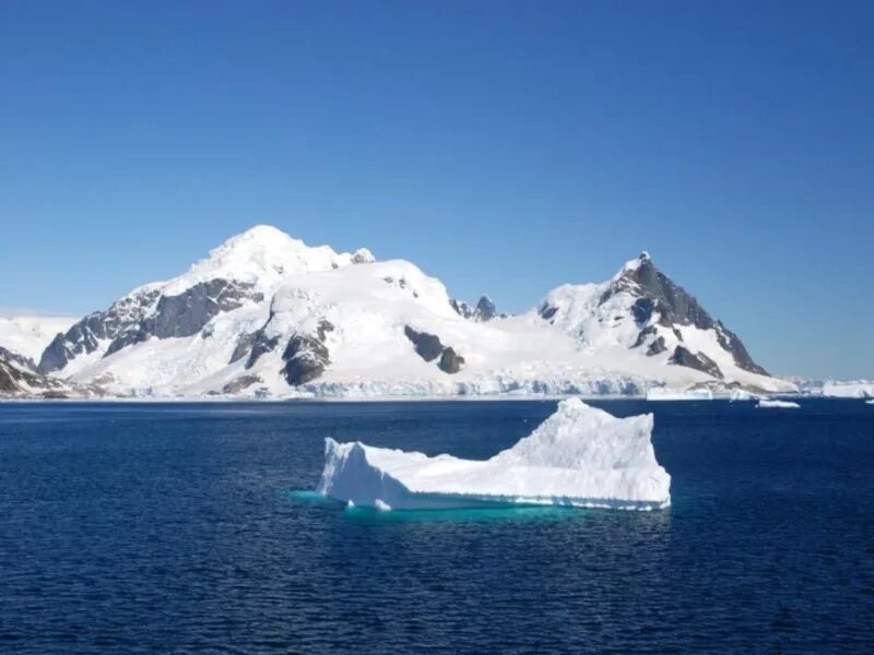 Полуостров южного океана. Бухта Парадиз Антарктида. Море Уэдделла. Полуострова Антарктики. Южные Шетландские острова и антарктический полуостров.