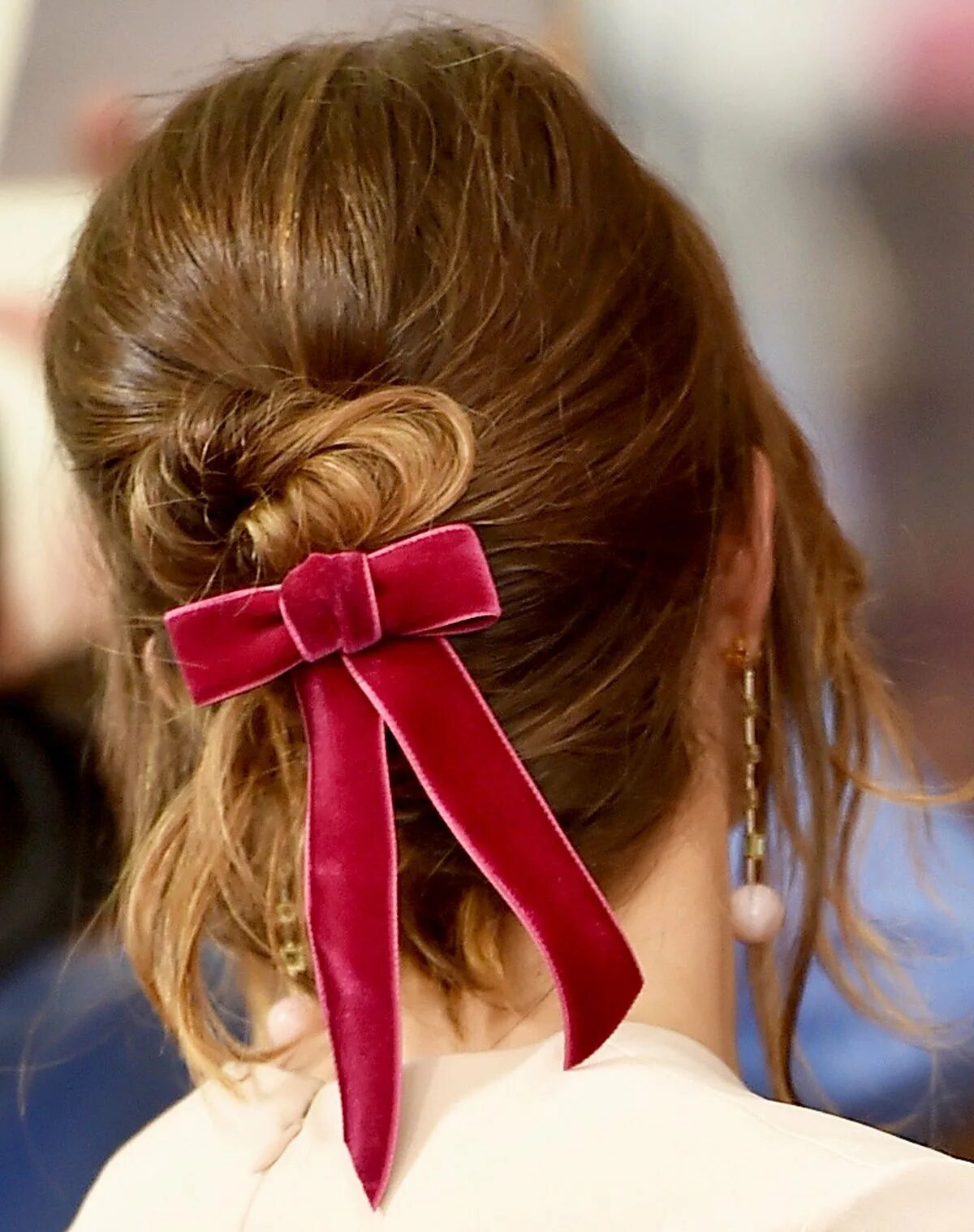 Заколка бант для волос. Бант на средние волосы. Заколки и банты. Бант для волос. Прическа с бантиком сзади.