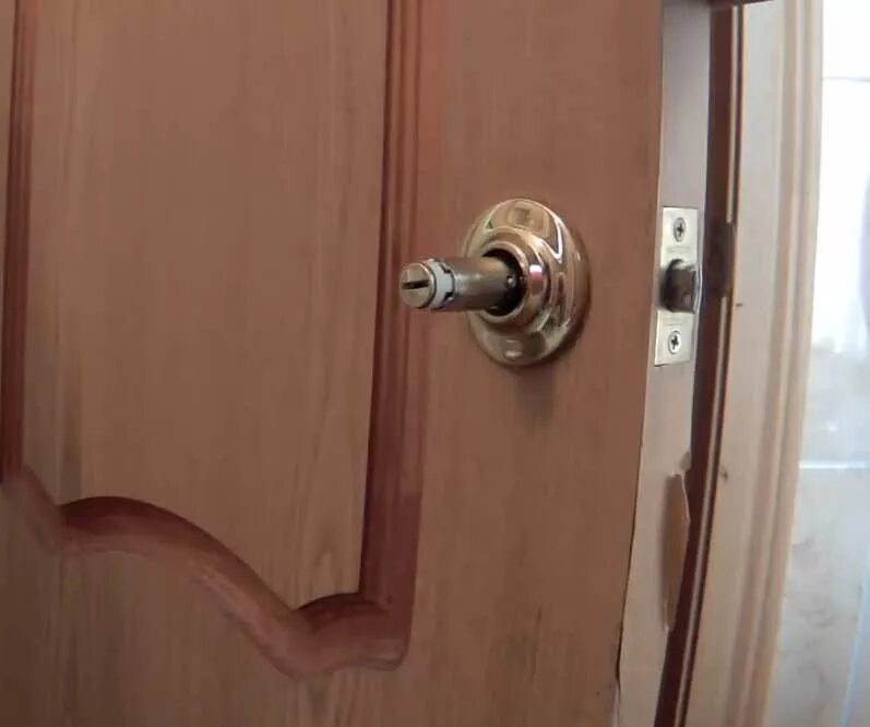 Сломалась дверная ручка на межкомнатной двери. Демонтаж дверной ручки с защелкой. Конструкция дверных ручек межкомнатных дверей. Отремонтировать дверную ручку межкомнатной двери с защелкой.