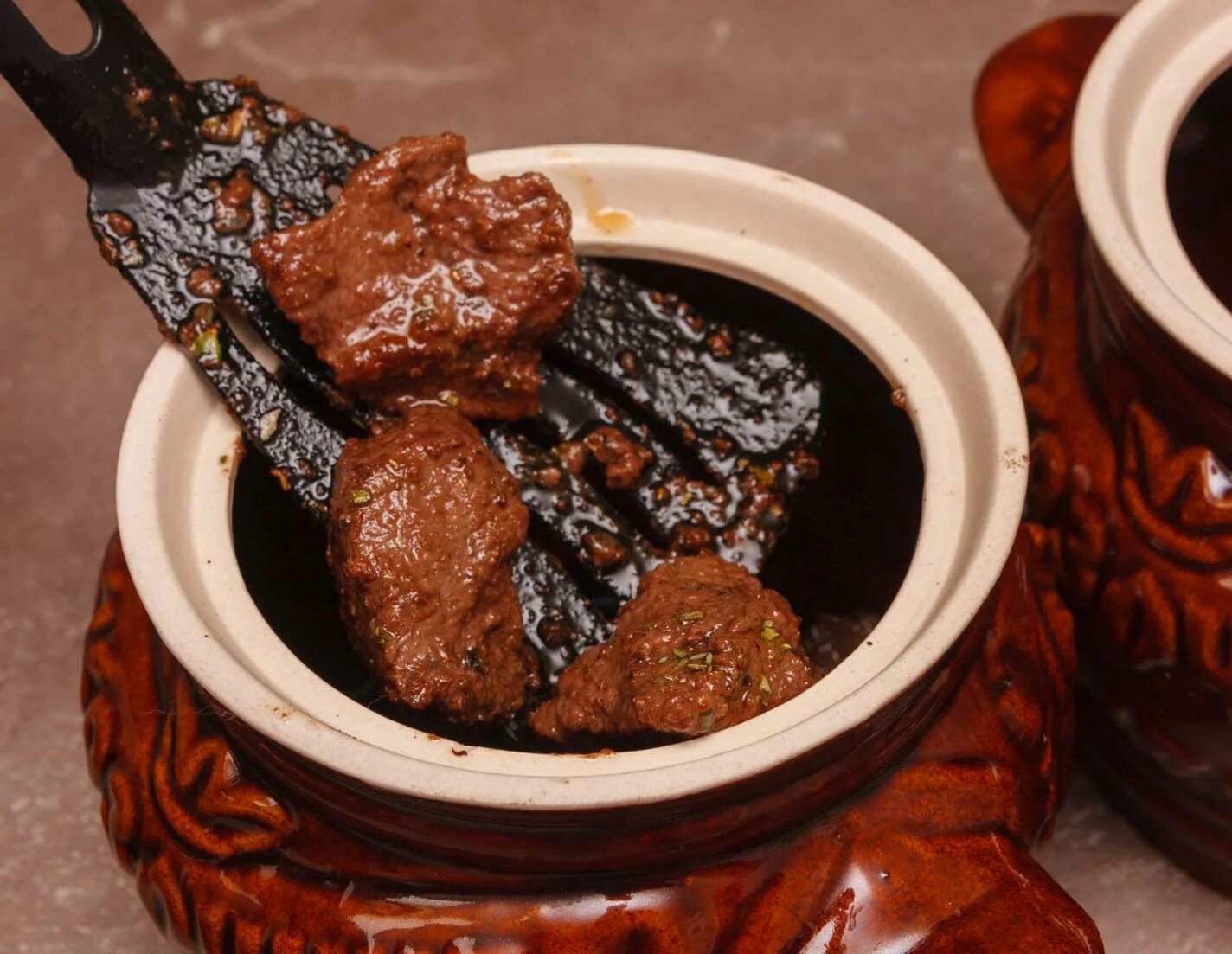 Жаркое варадо де франчо. Говядина в горшочке сметана. Чанахи по-грузински в горшочках. Гуляш по-венгерски классический. Бефстроганов с полбой.