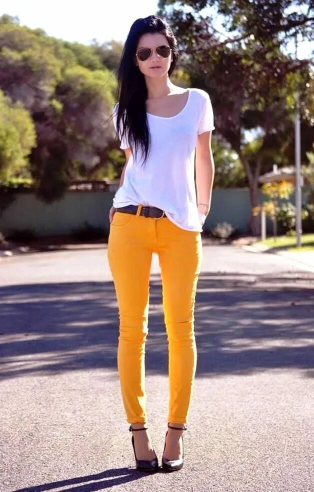 Желтые джинсы. Желтые брюки. Цветные джинсы. Девушки в желтых штанах. Красивые обтягивающие штаны