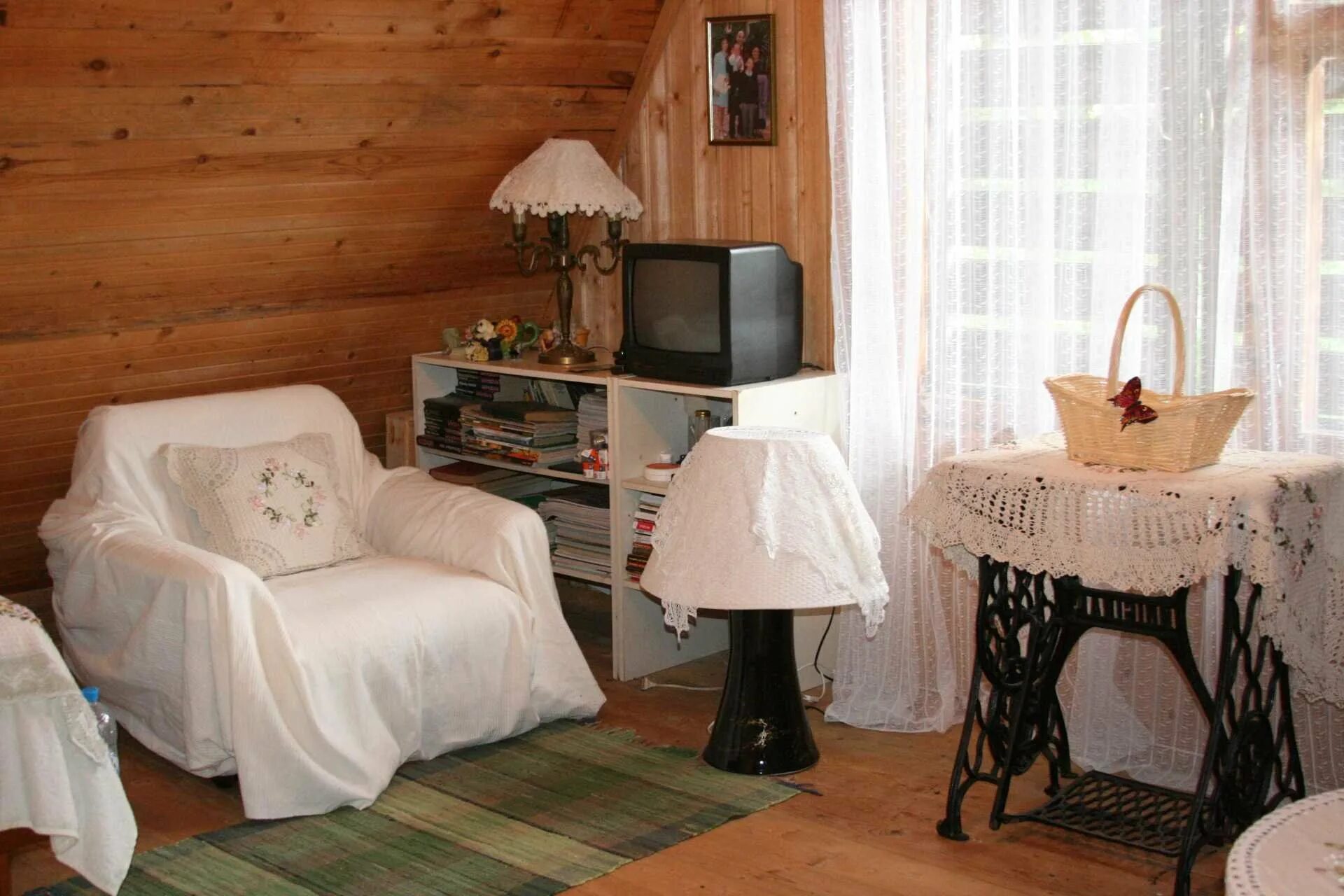 Спальня в деревенском домике. Комната в деревне. Комната в деревенском доме ссср. Уютная спальня в деревенском стиле. Деревенский стиль в интерьере.